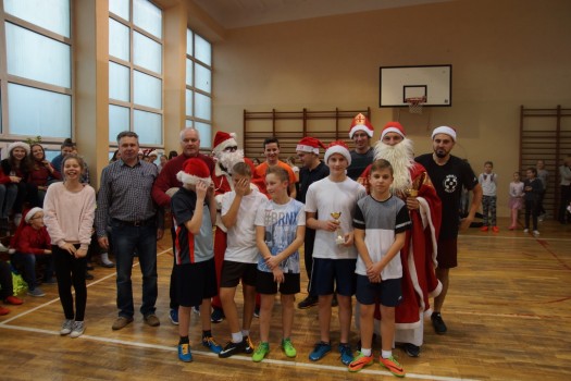 Mecz św Mikołaje kontra uczniowie 1