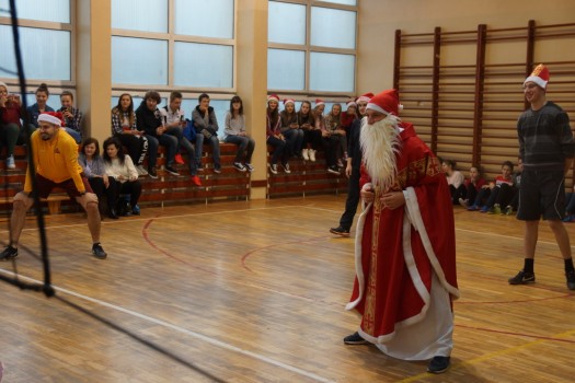 Mecz św Mikołaje kontra uczniowie 16