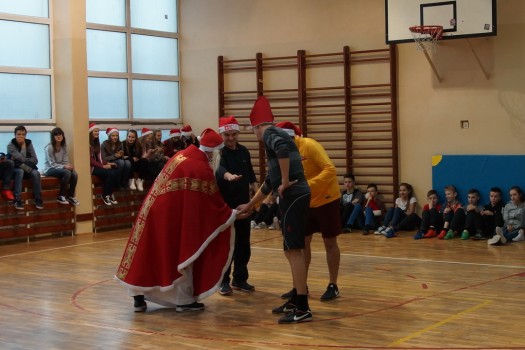 Mecz św Mikołaje kontra uczniowie 18