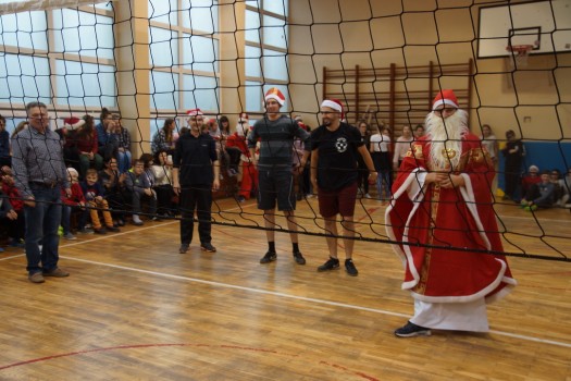 Mecz św Mikołaje kontra uczniowie 2
