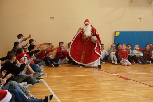 Mecz św Mikołaje kontra uczniowie 8