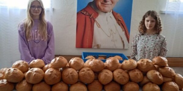 „Chlebki Miłosierdzia” – wspólna akcja parafialnego oddziału Caritas oraz uczniów Szkolnego Koła Wolontariatu