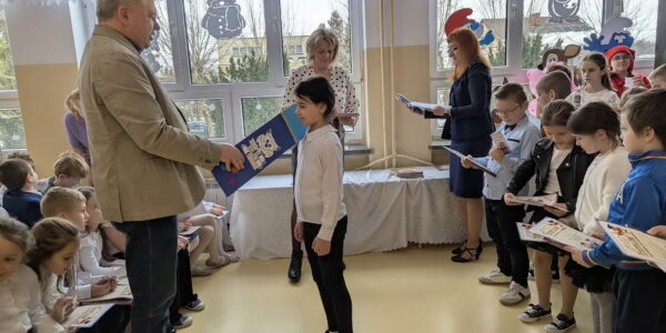 Pasowanie na czytelników w Szkole Podstawowej w Oleśnie